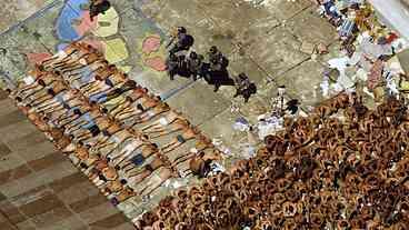 Mandatário usa caneta e perdoa assassinos do Carandiru