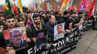 Suspeito de matar curdos em Paris admite odiar estrangeiros