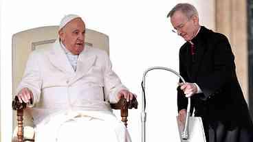 Ainda resfriado, Francisco volta a pedir para assessor ler discurso