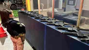 Policiais rodoviários apreendem armas e cocaína na BR-277, no Paraná