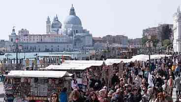 Veneza começa a cobrar taxa de visitantes para controlar turismo de massa