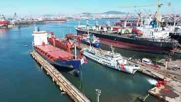 Barcos com ajuda para população acusam Israel de impedir saída