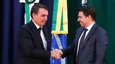 Em ato público, Bolsonaro e Ramagem fazem de conta que está tudo bem