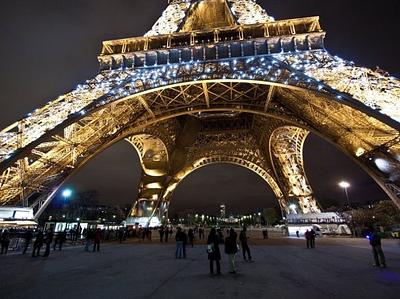 eiffel-tower-lights_35198_990x742-e1306772613462.jpg