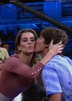 finalista-do-concurso-boogie-oogie-brenno-leone-ganha-um-beijo-de-deborah-secco-1400782232375_300x420.jpg