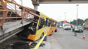 onibus-acidente-300x168.gif