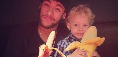 neymar-posta-foto-comendo-banana-com-o-filho-em-apoio-a-daniel-alves-que-sofreu-racismo-1398643503466_615x300.jpg