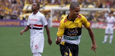 welington-paulista-comemora-gol-do-criciuma-contra-o-sao-paulo-1385931269084_615x300.jpg
