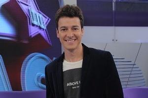 11jun2013-rodrigo-faro-apresenta-novidades-do-o-melhor-do-brasil-nos-estudios-da-record-em-sao-paulo-o-programa-agora-sera-exibido-aos-domingos-1370965092342_300x200.jpg