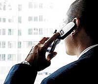 Homemfalandonotelefonecelular.jpg
