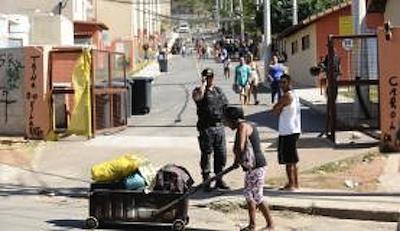 policiainvasao.jpg