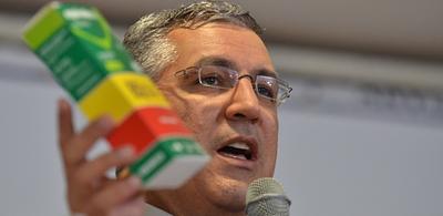 16jan2014-brasilia-o-ministro-da-saude-alexandre-padilha-da-entrevista-coletiva-na-anvisa-agencia-nacional-de-vigilancia-sanitaria-sobre-a-troca-ou-substituicao-de-medicamentos-genericos-por-1389908187769_615x300.jpg