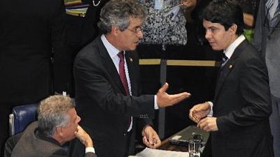 Senadores-Jorge-Viana-e-Randolfe-Rodrigues-durante-sessao-no-plenario-para-discutir-o-projeto-de-lei-que-trata-do-novo-Codigo-Florestal-Brasileiro-size-598.jpg
