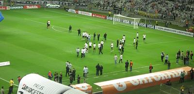 24-jul-2013-jogadores-do-olimpia-chegaram-mais-cedo-ao-mineirao-para-conhecerem-o-gramado-do-estadio-1374708473356_615x300.jpg
