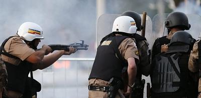 220613-policiais-atiram-contra-manifestantes-do-lado-de-fora-do-estadio-mineirao-1371935774979_615x300.jpg