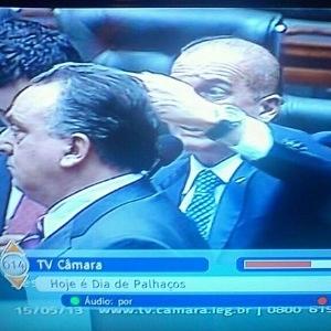 16mai2013-tv-camara-exibe-em-sua-legenda-aviso-para-o-dia-dos-palhacos-durante-votacao-da-mp-dos-portos-1368806090042_300x300.jpg
