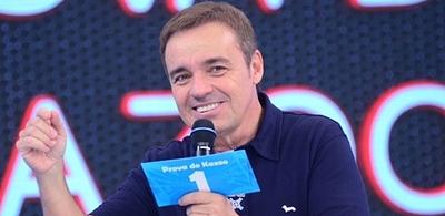 em-fevereiro-de-2013-gugu-apareceu-de-visual-novo-ele-deixou-os-ternos-de-lado-para-usar-roupas-mais-descoladas-na-ocasiao-justificou-esse-verao-foi-de-rachar-1382372493744_615x300.jpg