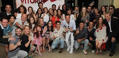 21mai2014-elenco-de-vitoria-novela-da-record-em-lancamento-da-trama-no-jockey-club-brasileiro-no-rio-de-janeiro-1401044388084_615x300.jpg
