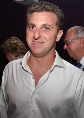 111212-o-apresentador-global-luciano-huck-participa-de-leilao-beneficente-na-casa-noturna-provocateur-em-sao-paulo-1355269135831_300x420.jpg