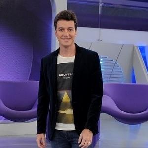 11jun2013-rodrigo-faro-apresenta-novidades-do-o-melhor-do-brasil-nos-estudios-da-record-em-sao-paulo-o-programa-agora-sera-exibido-aos-domingos-1370965112191_300x300.jpg
