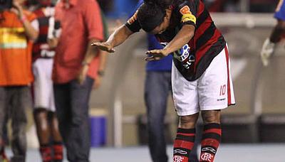 ronaldinhoagradececarinhodatorcidaFotoAlexandre-Cassiano1.jpg