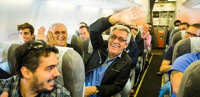24jun2014-equipe-da-globo-comemora-o-aniversario-do-reporter-mauro-naves-no-voo-entre-brasilia-e-rio-de-janeiro-depois-do-jogo-brasil-x-camaroes-1403645181854_615x300.jpg