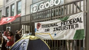 Militantes de vários movimentos sociais ocupam a sede da Rede Globo, no Jardim Botânico