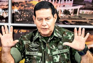 General Mourão, que defende a ditadura e a tortura de prisioneiros políticos, é atual porta-voz de Bolsonaro, que segue internado na UTI