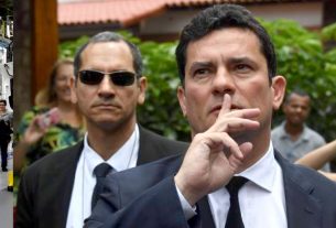 Moro pede silêncio à turba que o aguardava, na saída da casa de Jairo Bolsonaro, na Barra da Tijuca. Não foi atendido