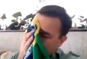 O senador eleito Flávio Bolsonaro (PSL) chora, em gravação divulgada no YouTube