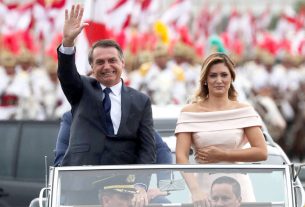 Bolsonaro e a mulher, Michelle, usaram o Rolls Royce a caminho do Congresso