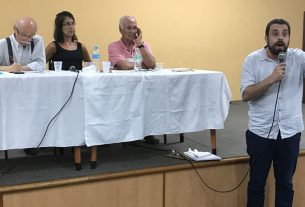 Guilherme Boulos (PSOL) discursa após a fala do ex-ministro Amaral (E), antecedido por Saturnino Braga