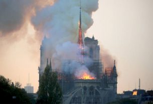 As chamas irromperam do teto da Catedral de Notre-Dame, um dos pontos mais visitados de Paris