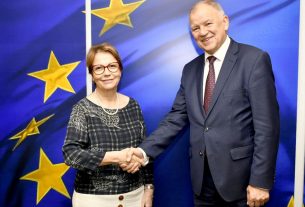 A ministra Tereza Cristina e o representante da UE, Vytenis Andriukaitis, encontraram-se pela manhã