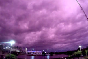 Os céus da Flórida assumiram uma tonalidade roxa, pouco antes da chegada do furacão Dorian