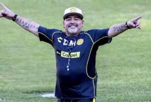 Maradona, adorado pelos argentinos, é agora treinador do Gimnasia y Esgrima