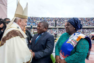 Com um detalhe em couro de leopardo, na batina, o papa Francisco cumprimenta autoridades em Madagascar