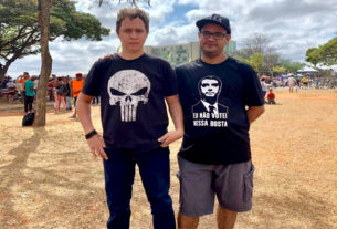 O técnico de TI William Gomes e o jornalista Mário Junior compareceram ao desfile cívico-militar, em Brasília, com camisetas pretas
