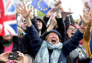 Manifestantes comemoram a derrota de Jonhson, no Parlamento, e o Brexit sai mais uma vez prejudicado