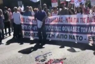 Um dos grupos de manifestantes se reuniu em frente à embaixada dos Estados Unidos, onde queimaram uma bandeira norte-americana.