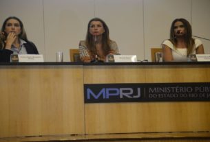 Carmen (terceira da esquerda para direita) também publica postagens com políticos neofascistas, como o deputado Rodrigo Amorim (PSL-RJ),famoso por ter quebrado a placa de Marielle Franco em manifestação