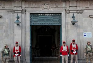 Membros das Forças Armadas da Bolívia protegem entrada de Palácio Presidencial em La Paz