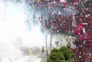 Uma bomba de efeito moral marcou o início do tumulto generalizado que encerrou a festa do Flamengo