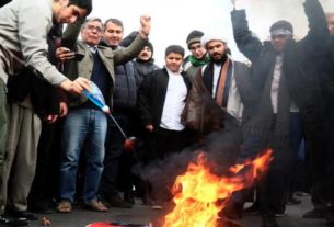 Manifestantes pró-governo do Irã queimam bandeira dos EUA durante protesto em Teerã