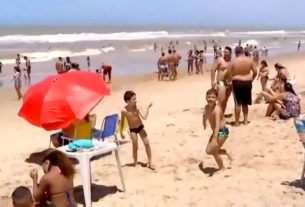 O sábado de sol quente, nas praias do Norte Fluminense, não foi interrompido com a chegada das manchas de óleo