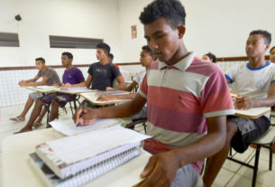 O acesso à Educação é mais difícil para a população negra, que é mais da metade de todos os brasileiros