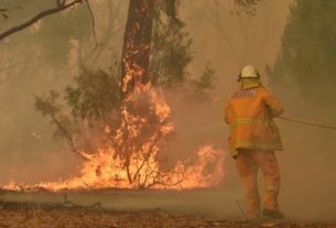 Bombeiros australianos usaram o clima mais ameno no dia de Natal para tentar conter os incêndios florestais