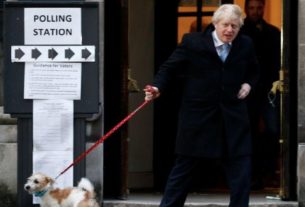 Premiê britânico, Boris Johnson, deixa local de votação com seu cachorro, Dilyn, em Londres