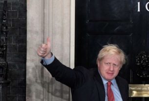 Premiê Boris Johnson chega ao seu gabinete em Londres