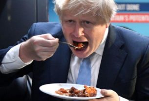 Premiê britânico, Boris Johnson, durante ato de campanha em Derby